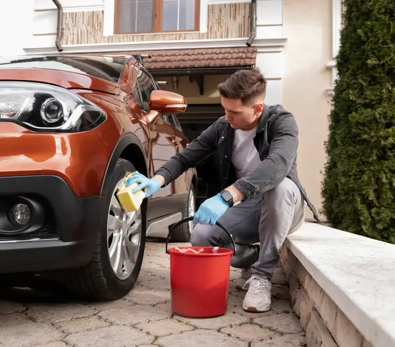 Lavage auto à domicile Peyre en Aubrac : professionnel intervenant sur un véhicule